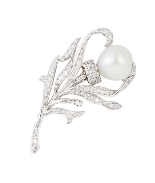 Broche flor con perilla de perla australiana rodeada de hoj