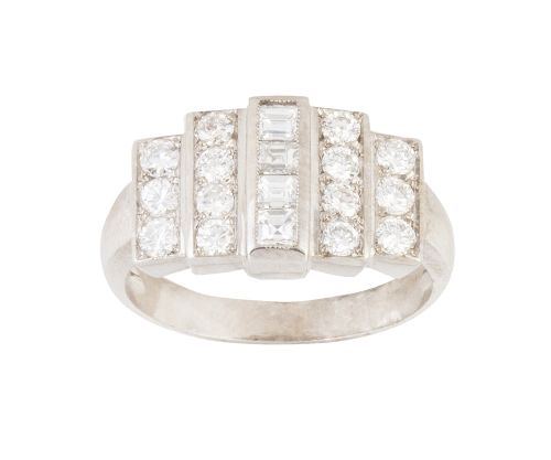 Sortija de brillantes en bandas escalonadas de tamaño creci