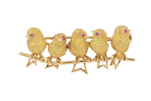 Broche con cinco pájaros en oro grabado mate, decorados con