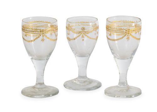Tres copas pequeñas Carlos IV, en vidrio con decoración gra