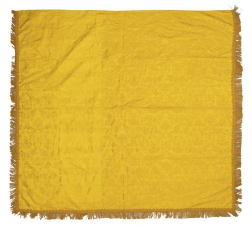 Colcha de damasco ocre con flecos.Primer tercio del S. XI