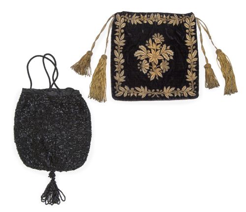 Lote de dos bolsos de faltriquera: uno bordado con hilos do