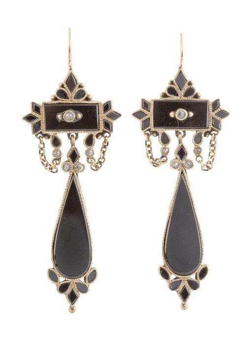 Pendientes largos de ónix y diamantes con diseño de cartela
