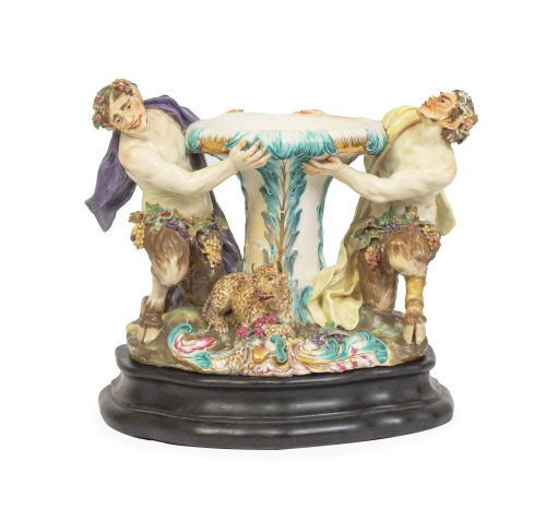 Florero de porcelana esmaltada con dos sátiros.Capodimont