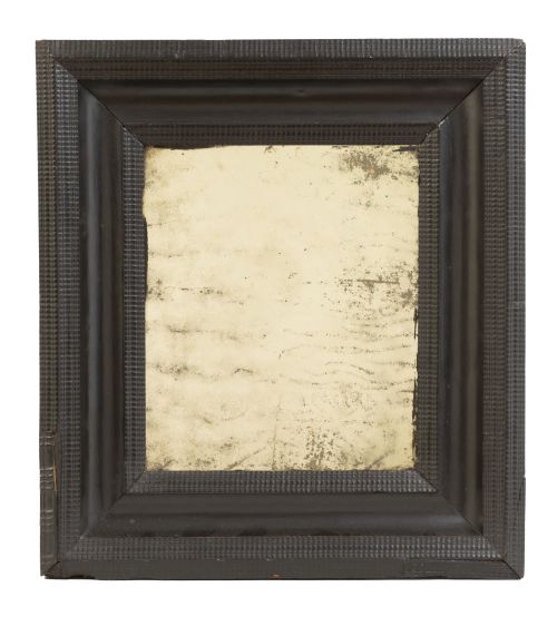 Espejo con marco de madera tallada, rematada por molduras r