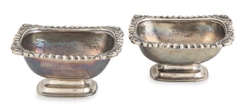 Pareja de especieros, con decoración de conchas. Con marcas