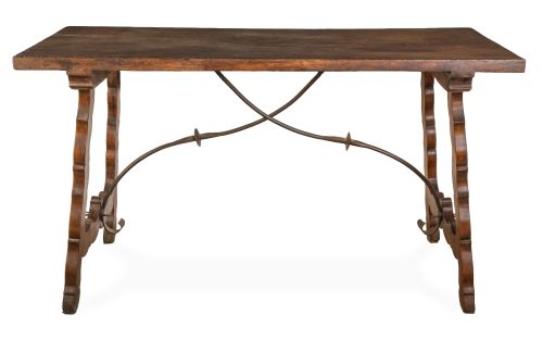 Mesa de madera de nogal, con fiadores de hierro y patas de 