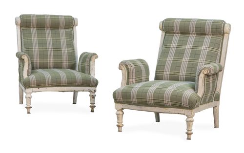 Pareja de butacas alfonsinas de madera tallada y pintada de