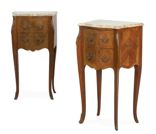 Pareja de mesillas de estilo Luis XV de madera con marquete