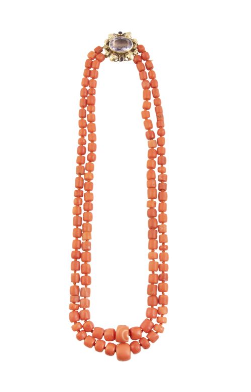Collar de coral de pp. S. XX, con dos hilos de cuentas cilí