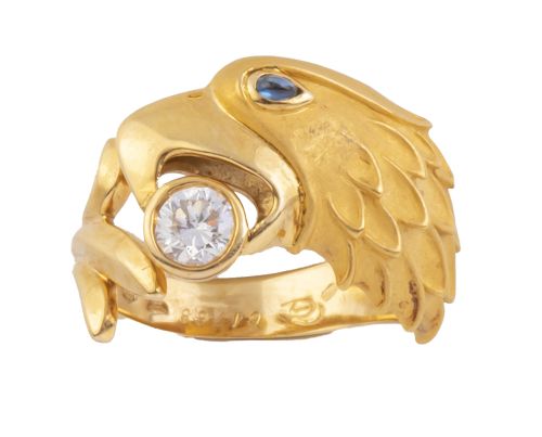 Sortija con cabeza de águila con chatón de brillante en la 