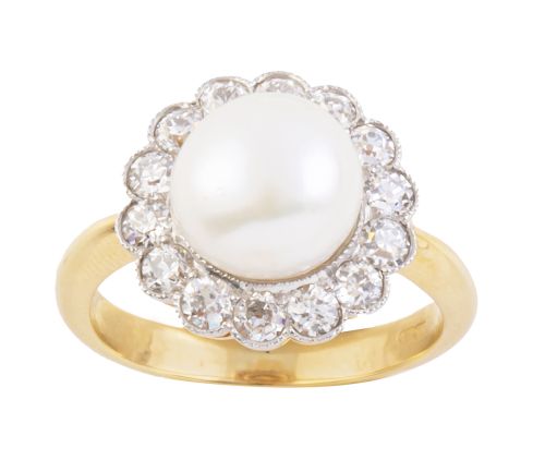 Sortija con perla abotonada orlada de brillantes engastados