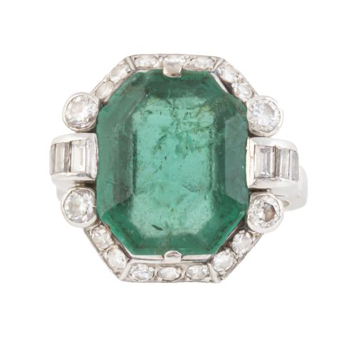 Sortija Art-Decó con esmeralda octogonal y orla de baguette