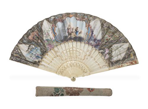 Abanico con varillaje de hueso calado y dorado con país de 