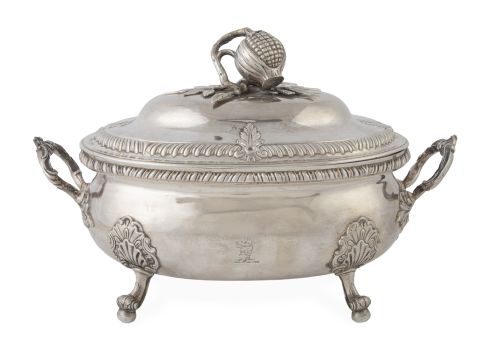 Sopera con tapa de plata en su color, rematado por una gran