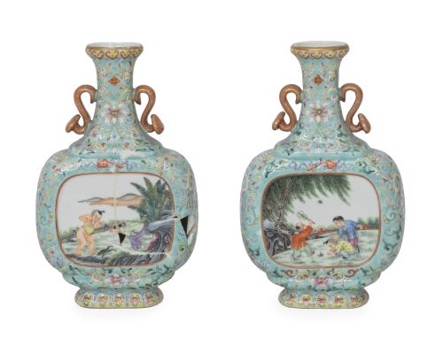 Pareja de jarrones de porcelana esmaltada en azul turquesa.