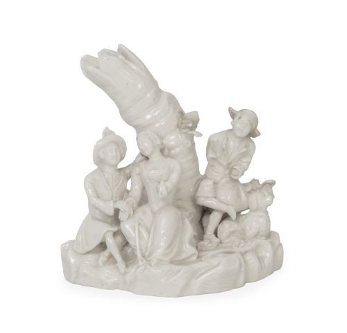 Grupo escultórico de porcelana esmaltada en blanco con tres