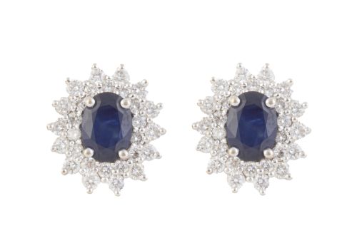 Pendientes con zafiro oval central rodeado por doble orla d