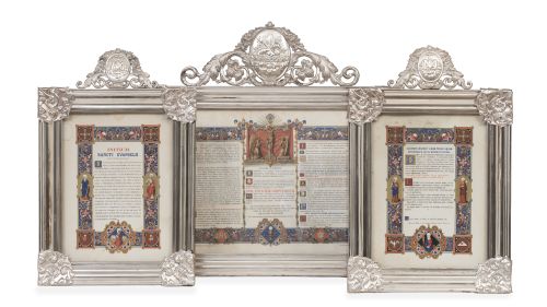 Lote de tres sacras con marcos de plata rematados por Agnus