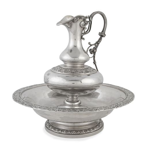 Aguamanil de plata con iniciales CL grabadas bajo corona du