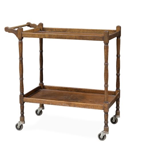 Carrito de madera torneada sobre patas con ruedas.España,