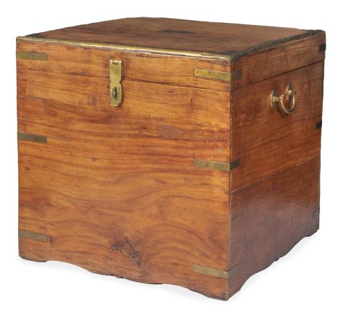 Baúl victoriano de barco de madera de alcanfor y metal dora