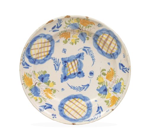 Plato de cerámica esmaltada en azul, naranja y verde.Mani