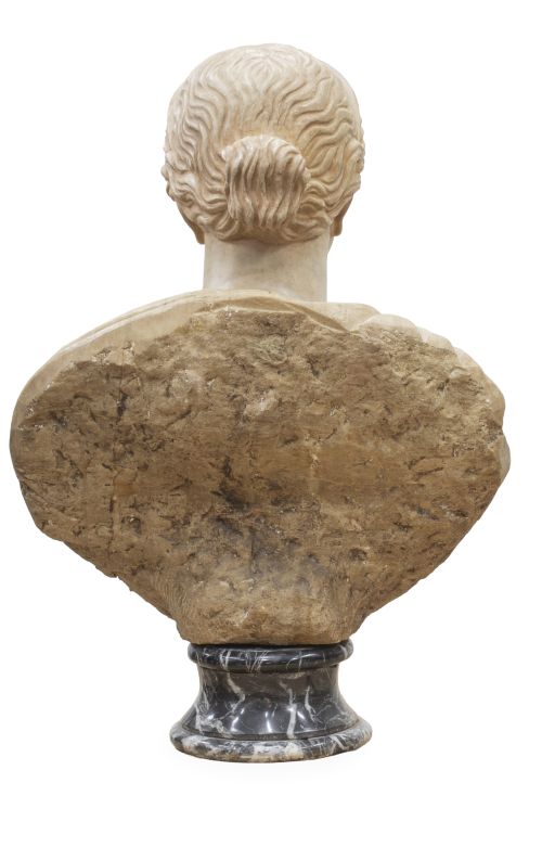 Busto femenino de mármol blanco, siguiendo modelos después 