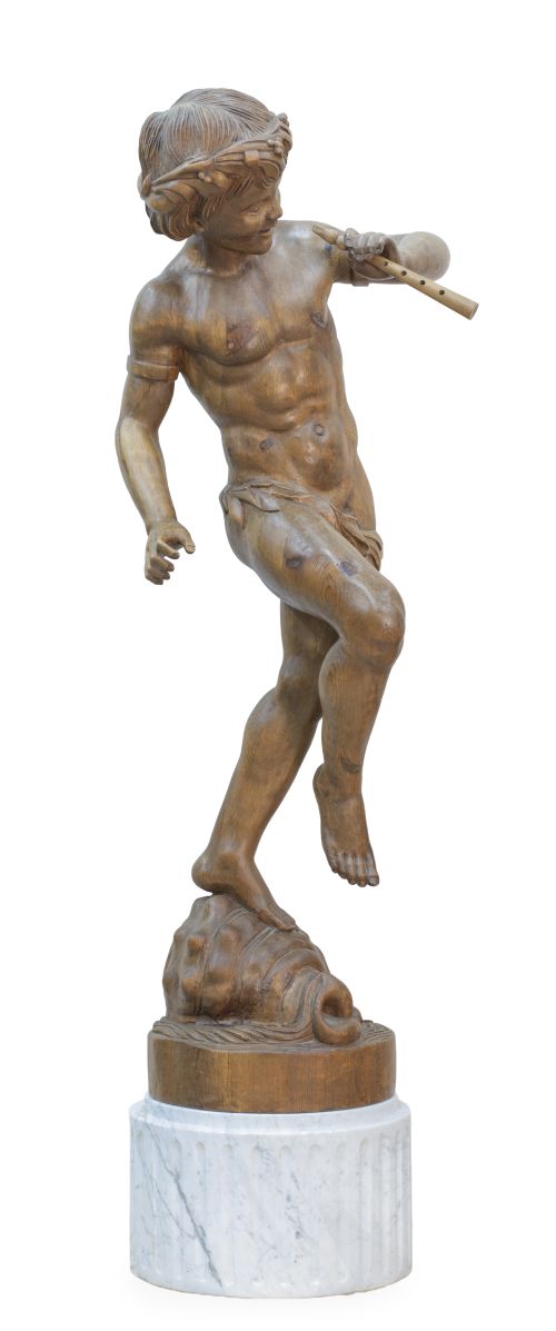 Joven sátiro tocando la flauta.Escultura de madera tallad