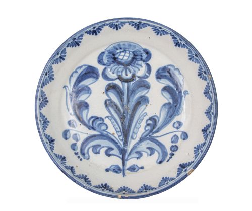 Plato acuencado de cerámica esmaltada en azul y blanco con 
