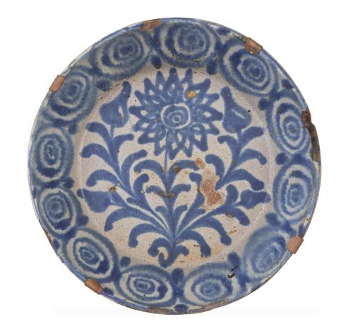 Lebrillo de cerámica esmaltada en azul y blanco con flor en