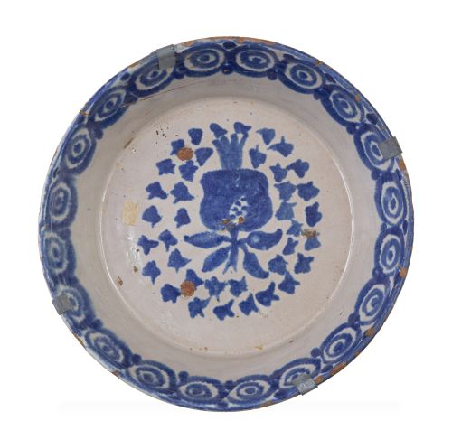 Lebrillo de cerámica esmaltada en azul y blanco con granada