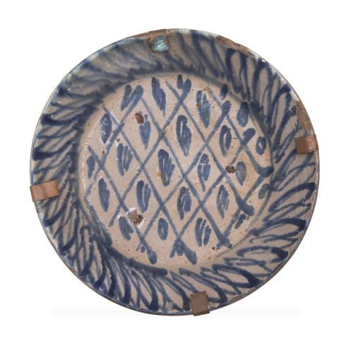 Lebrillo de cerámica esmaltada en azul y blanco con decorac