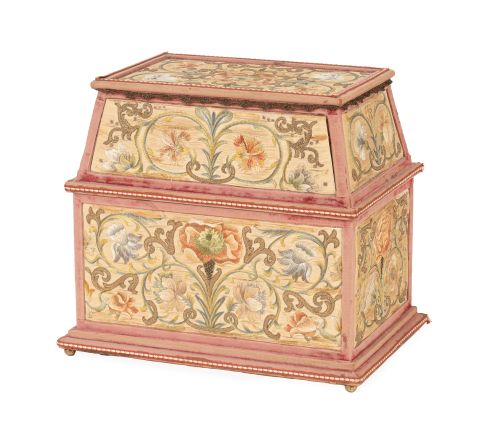 Cofre con alma de madera con decoración bordada de flores, 