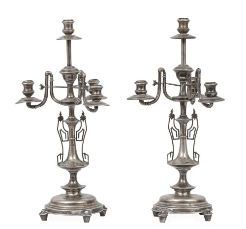 Pareja de candelabros de plata de cuatro luces. Con marcas.