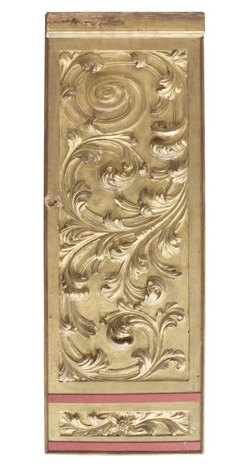 Panel de madera tallada y dorada decorado con hojas carnosa