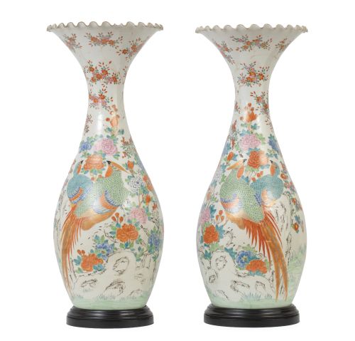 Pareja de jarrones de porcelana esmaltada con personajes en