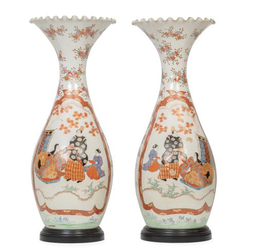 Pareja de jarrones de porcelana esmaltada con personajes en