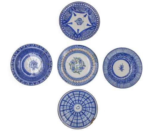 Lote de cinco platos de cerámica esmaltada en azul, blanco 