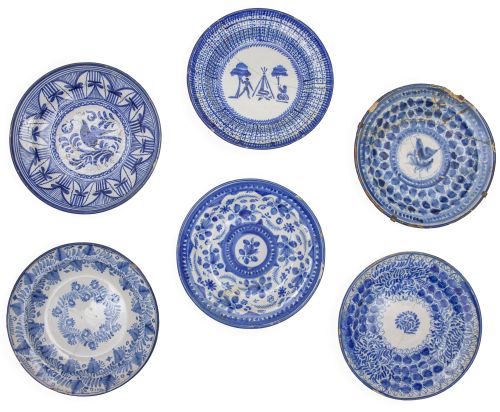 Lote de seis platos de cerámica esmaltada en azul y blanco,
