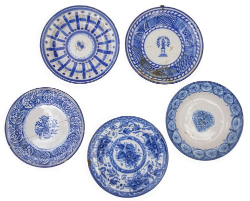 Lote de cinco platos de cerámica esmaltada en azul y blanco