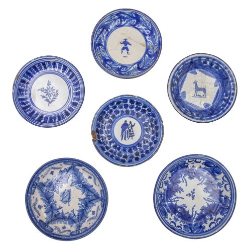 Lote de seis platos de cerámica esmaltada en azul y blanco,