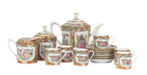 Juego de porcelana esmaltada y dorada con flores y mariposa