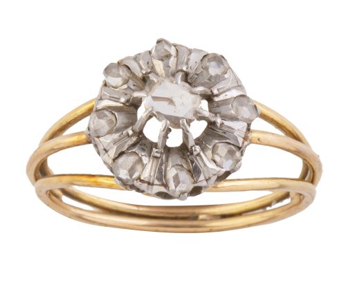 Sortijade pp. S. XX con rosetón de diamantess y montura rea