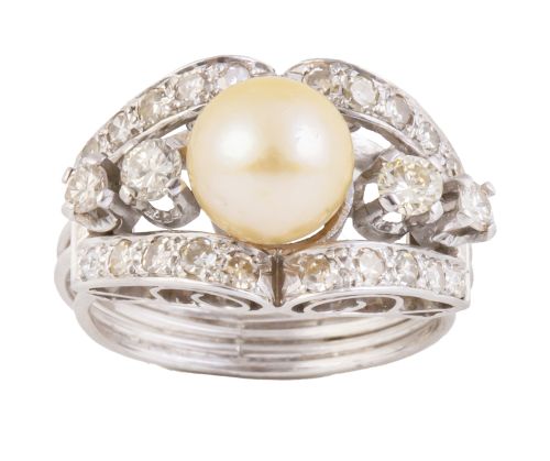 Sortija años 50 con perla central, y brillantes en línea ce