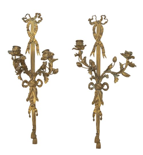 Pareja de apliques de dos brazos de luz de bronce dorado.