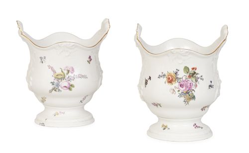 Pareja de maceteros de porcelana con ramilletes de flores p