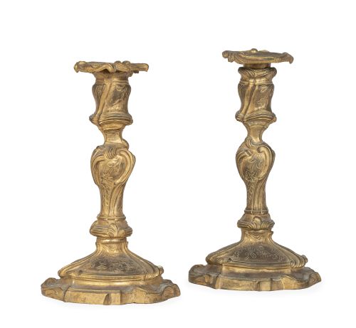 Pareja de candeleros de bronce dorado de estilo rococó.Fr
