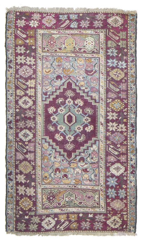 Alfombra turca anudada en lana sobre trama de algodón.Kul