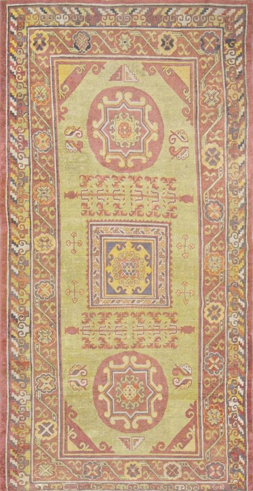 Alfombra anudada en lana sobre trama de algodón,con motivos